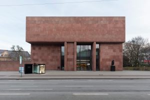 Dennis-Adams-Bus-Shelter-XII-Foto-Philipp-Ottendoerfer-300x200.jpg